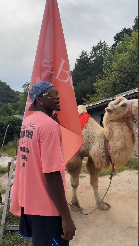 九游体育-华少长城直播秀身材 持扇半裸与兄弟舞旗驾骆驼引关注