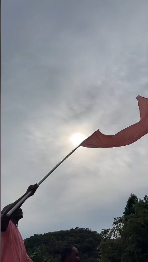 九游体育-华少长城直播秀身材 持扇半裸与兄弟舞旗驾骆驼引关注