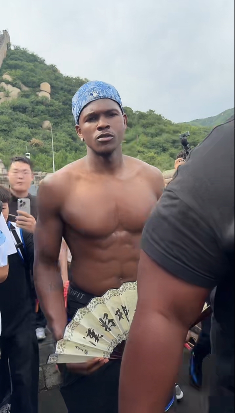 九游体育-华少长城直播秀身材 持扇半裸与兄弟舞旗驾骆驼引关注