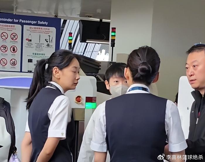 九游体育APP-国乒出征澳门冠军赛！孙颖莎显可爱，王楚钦穿搭太帅+调侃林诗栋