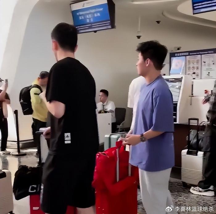 九游体育APP-国乒出征澳门冠军赛！孙颖莎显可爱，王楚钦穿搭太帅+调侃林诗栋