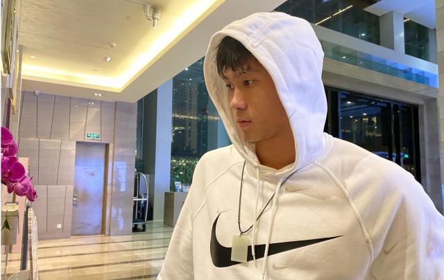 九游体育官网-吴少聪20小时旅程姗姗来迟 唯一海归或引连锁反应