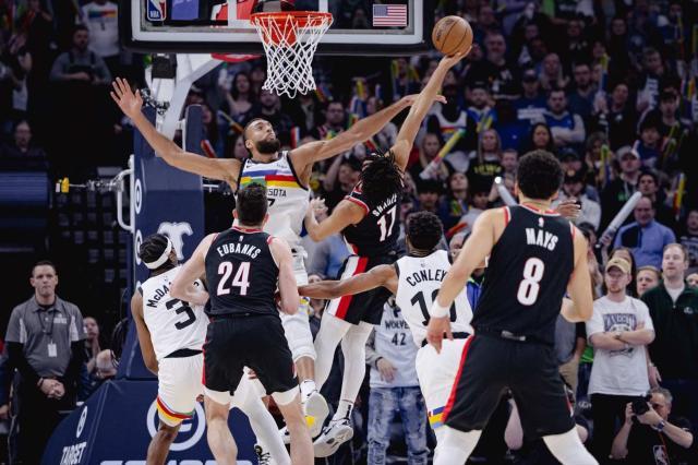 九游体育官网-超级冷门日！森林狼不敌摆烂开拓者 马刺击败国王