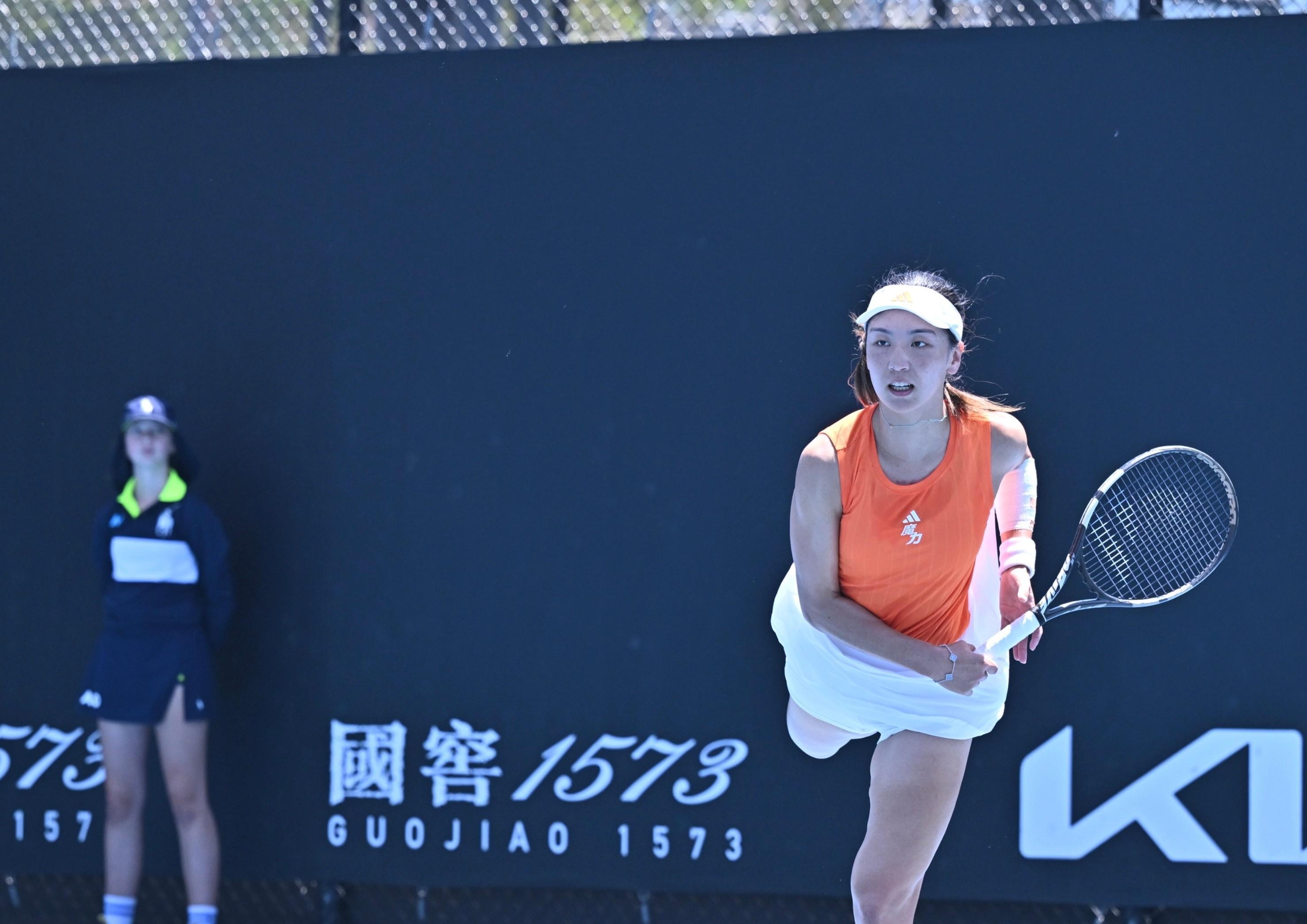 九游体育下载-又美又能打！王欣瑜澳网2-0晋级：中国莎娃进化，霸气轰10记ACE