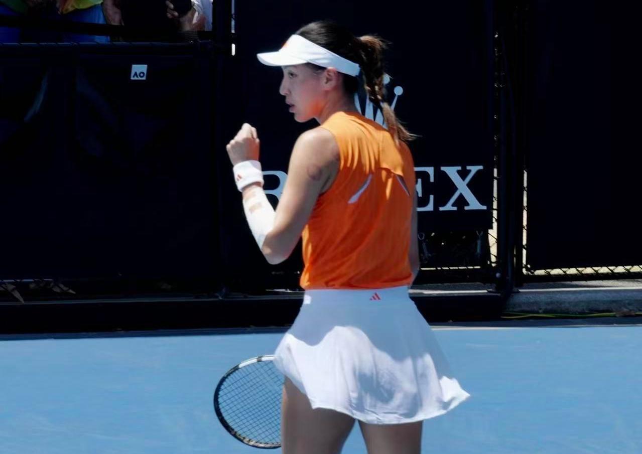 九游体育下载-又美又能打！王欣瑜澳网2-0晋级：中国莎娃进化，霸气轰10记ACE