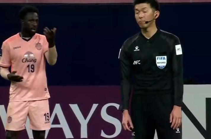 九游体育-蓉城逃过一劫!武里南进球被吹,VAR介入3分钟,越位毫厘之间