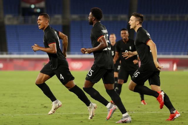 九游体育APP-险些被最弱对手冲垮！德国队这条纸糊防线让人揪心