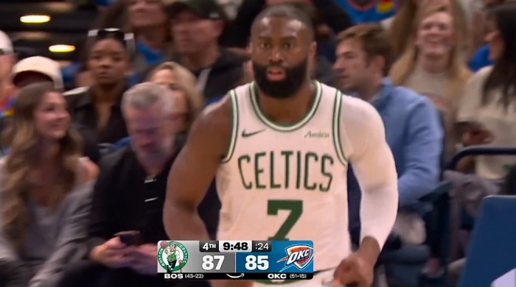 九游体育-攻防建功！杰伦·布朗扑防大帽切特 顺势反击一条龙暴扣