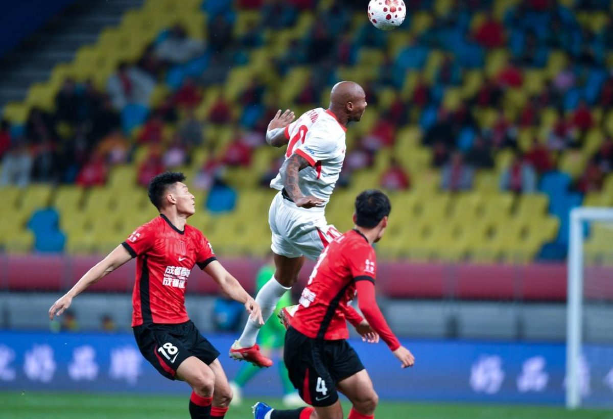 九游体育APP-一场1-0，让中超榜首易主，神仙进球诞生：第79分钟角球破门绝杀